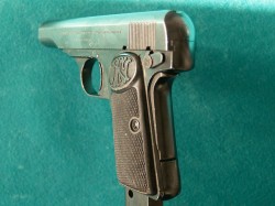 PISTOLA BROWNING FN MOD 1910, EN LIBRO DE COLECCIONISTA