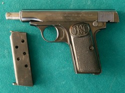 PISTOLA BROWNING FN MOD 1910, EN LIBRO DE COLECCIONISTA