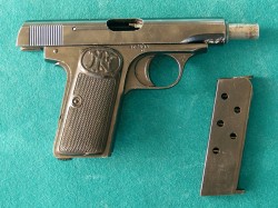 PISTOLA BROWNING FN MOD 1910, EN LIBRO DE COLECCIONISTA