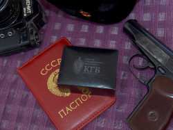 ESTUCHE INSIGNIA KGB Y DISTINTIVO ORDEN DE LENIN