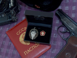 ESTUCHE INSIGNIA KGB Y DISTINTIVO ORDEN DE LENIN