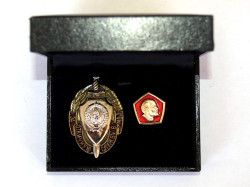 ESTUCHE INSIGNIA KGB Y DISTINTIVO ORDEN DE LENIN