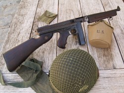 THOMPSON 1928A1 DE CARGADOR PLANO