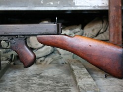 THOMPSON 1928A1 DE CARGADOR PLANO