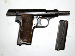 PISTOLA ASTRA 300 EN LIBRO DE COLECCIONISTA