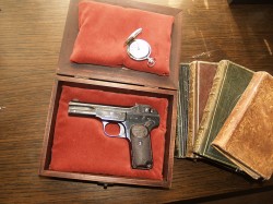 PISTOLA FN 1900 EN LIBRO DE COLECCIONISTA