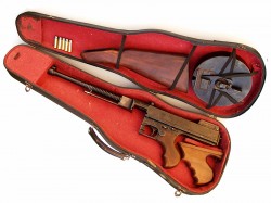 THOMPSON 1928 EN SU MALETÍN DE VIOLÍN