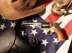 REVOLVER COLT NAVY GRABADO, calibre .36