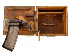 CAJA DE MAQUINA RECARGA CINTAS DE AMETRALLADORA